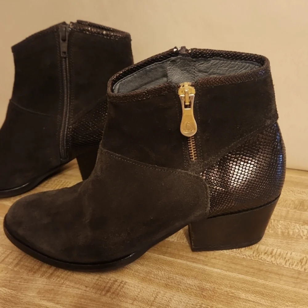 KANNA Made in Spain Suede Ankle Bootie, size 37